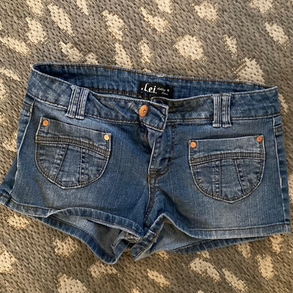 Lei Ashley low rise jean shorts very cute size 4